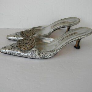 VINTAGE MANOLO BLAHNIK SILVER MEDALLION POINTY TOE SLIDE KITTEN HEELS SZ 38